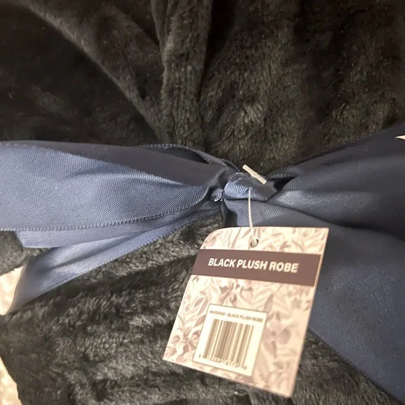 Tommy Bahama Luxurious Black Plush Robe - Picture 2 of 2